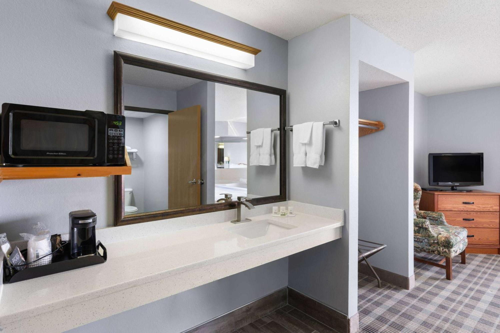 Americinn By Wyndham Stuart Esterno foto